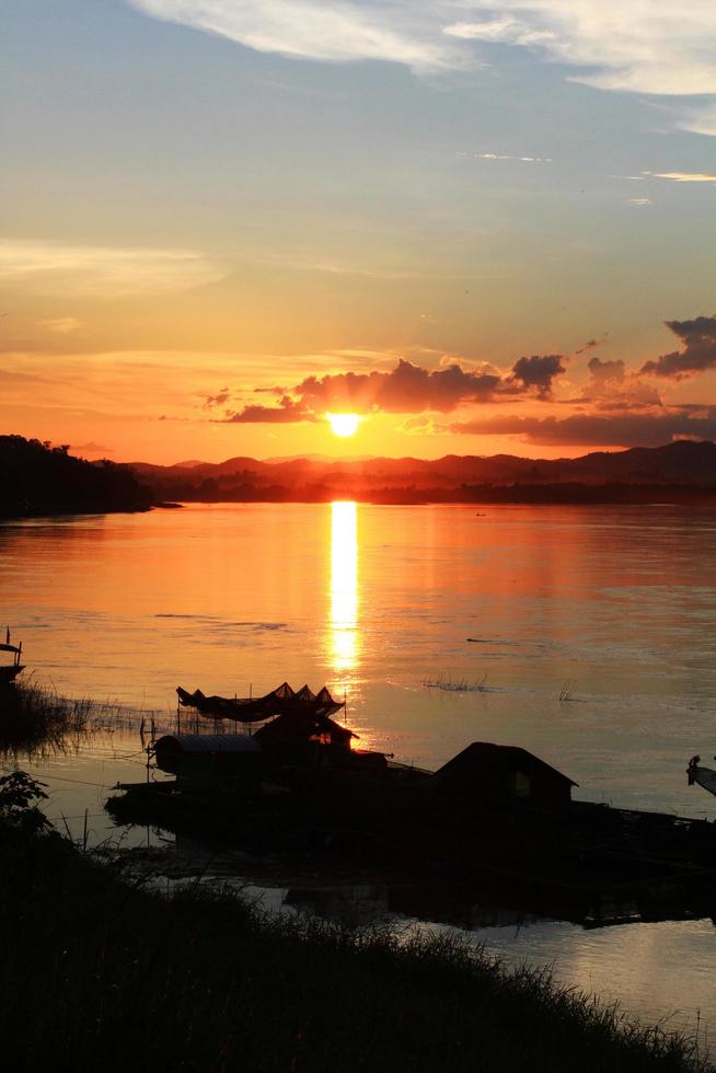 traditie van lang staart boot en visser in mooi zonsondergang schemering Bij khong rivier- de thais-laos grens chaingkhan distric Thailand foto