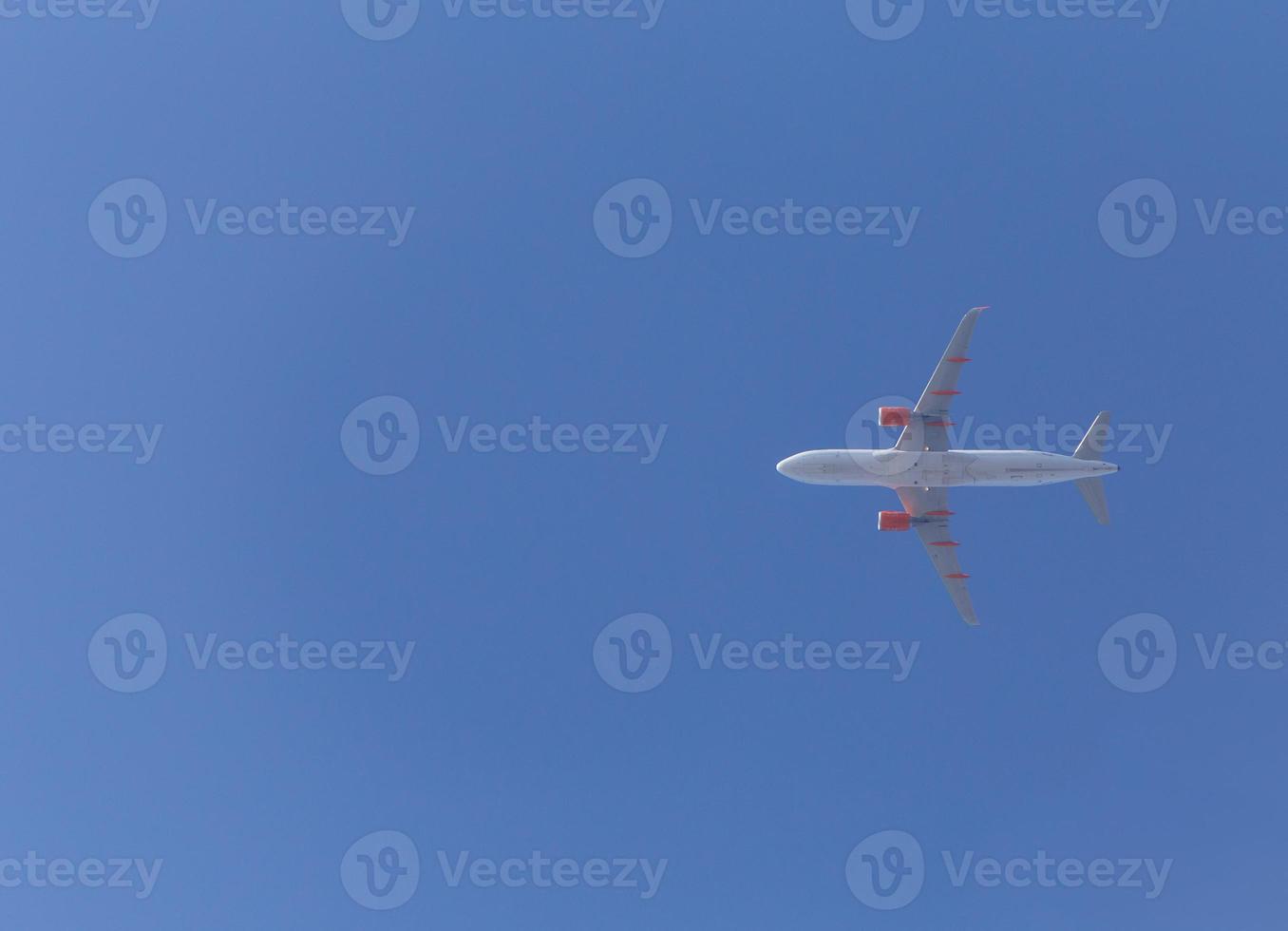 vliegtuig vliegend in een blauw lucht foto