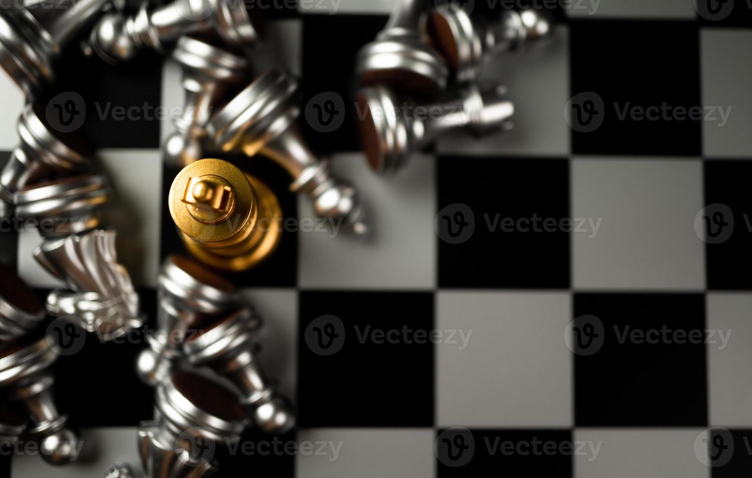 gouden koningsschaak staat als laatste in het schaakbord, concept van succesvol zakelijk leiderschap foto