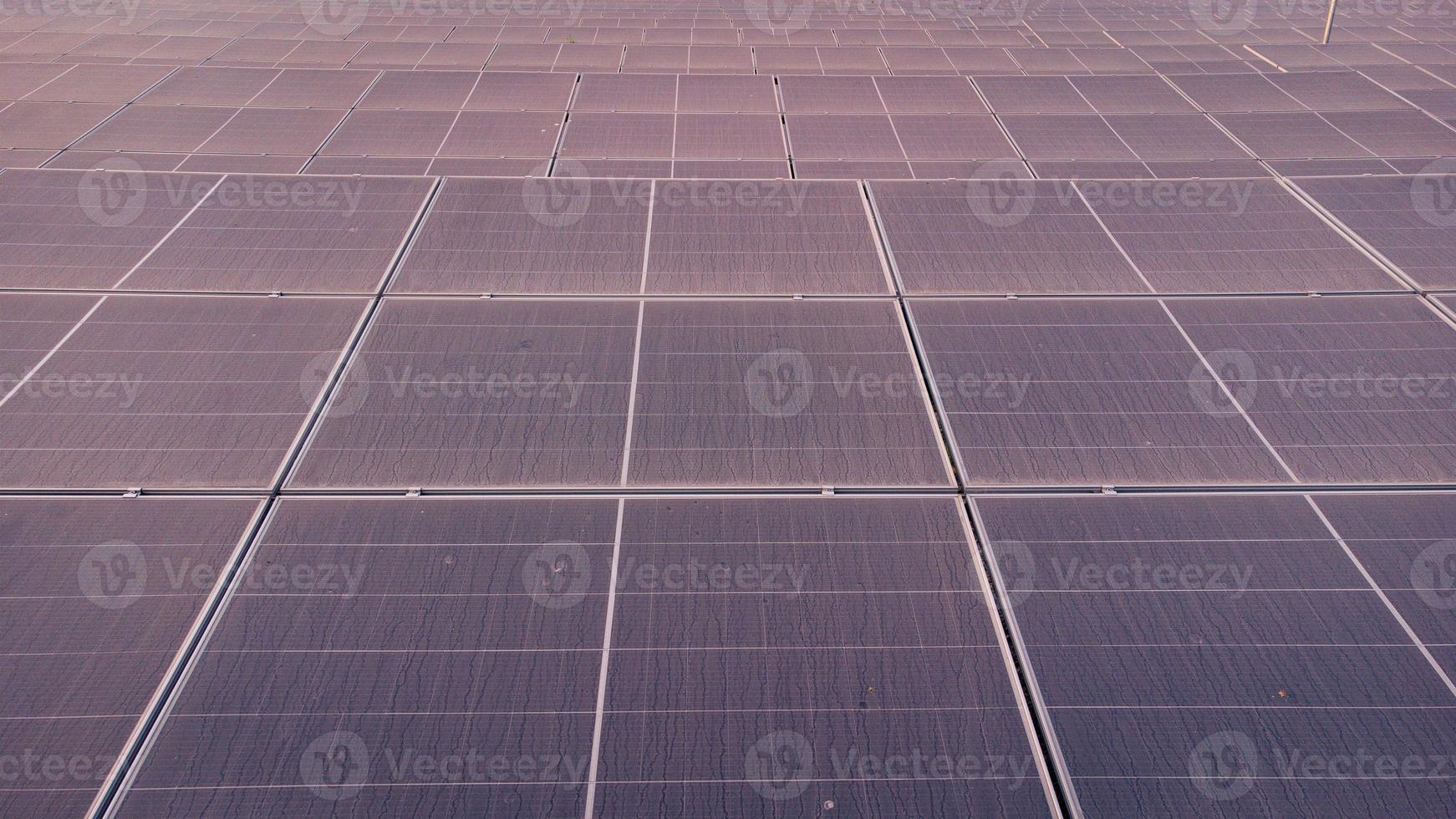 genereren schoon energie met zonne- modules in een groot park veld- in Azië van antenne visie door dar gedurende zonsondergang. foto