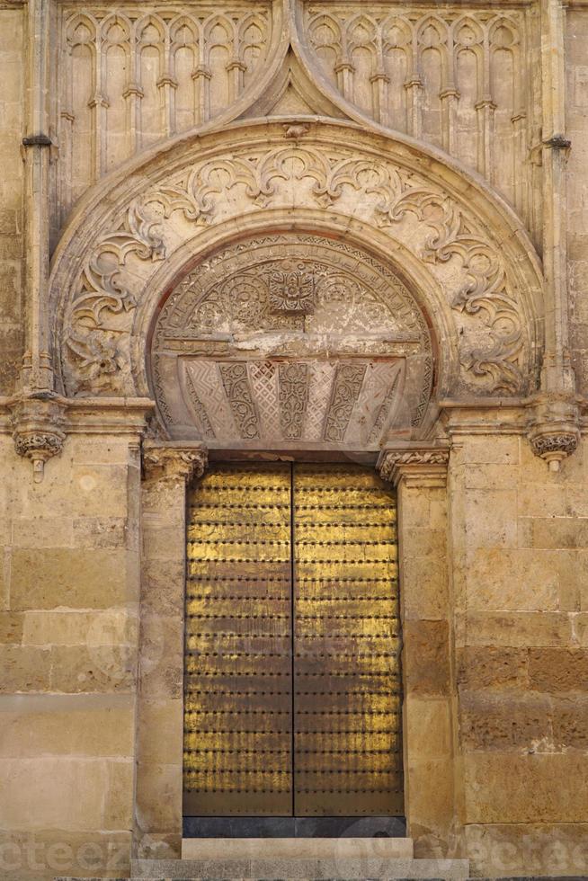 Ingang naar mezquita - moskee - kathedraal van Cordoba in Spanje foto