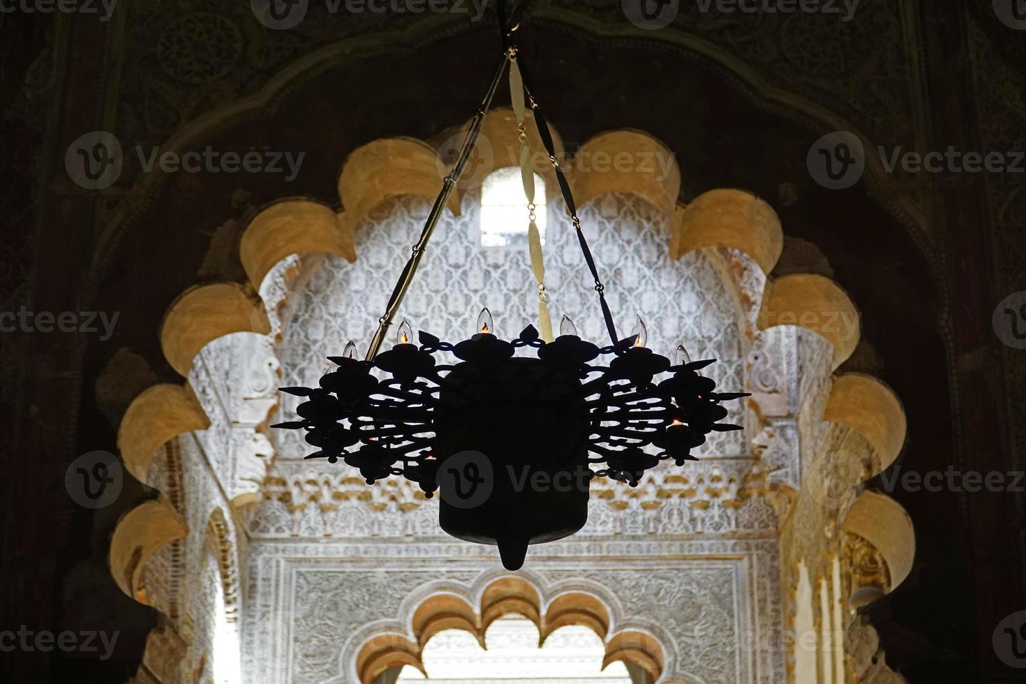 lamp in moskee - kathedraal van Cordoba in Spanje foto