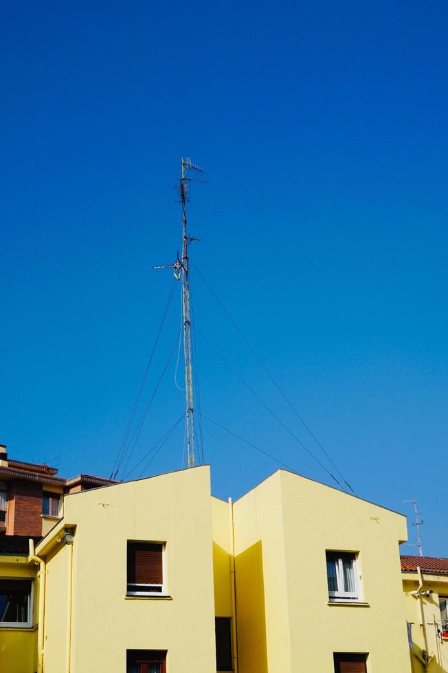 televisie-antenne op het dak van het huis foto