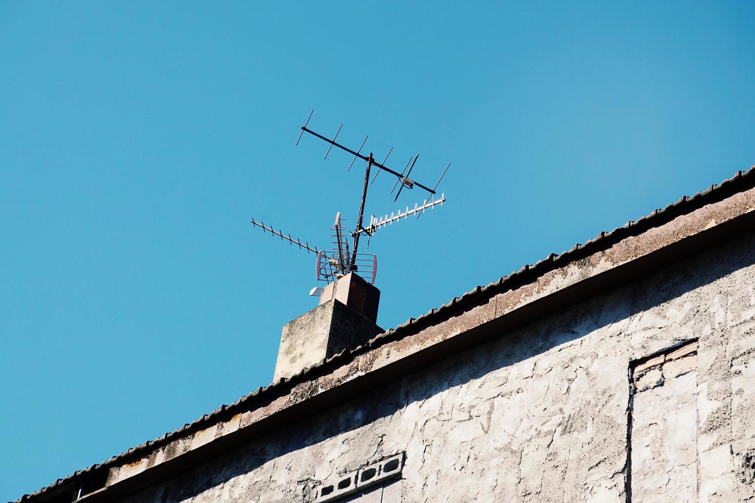 televisie-antenne op het dak van het huis foto
