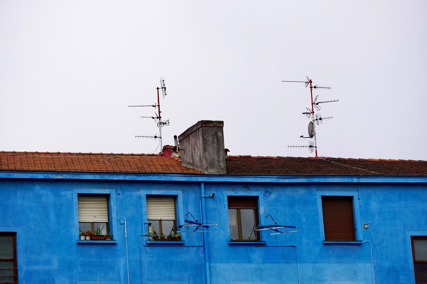 televisie-antenne op het dak van het huis foto