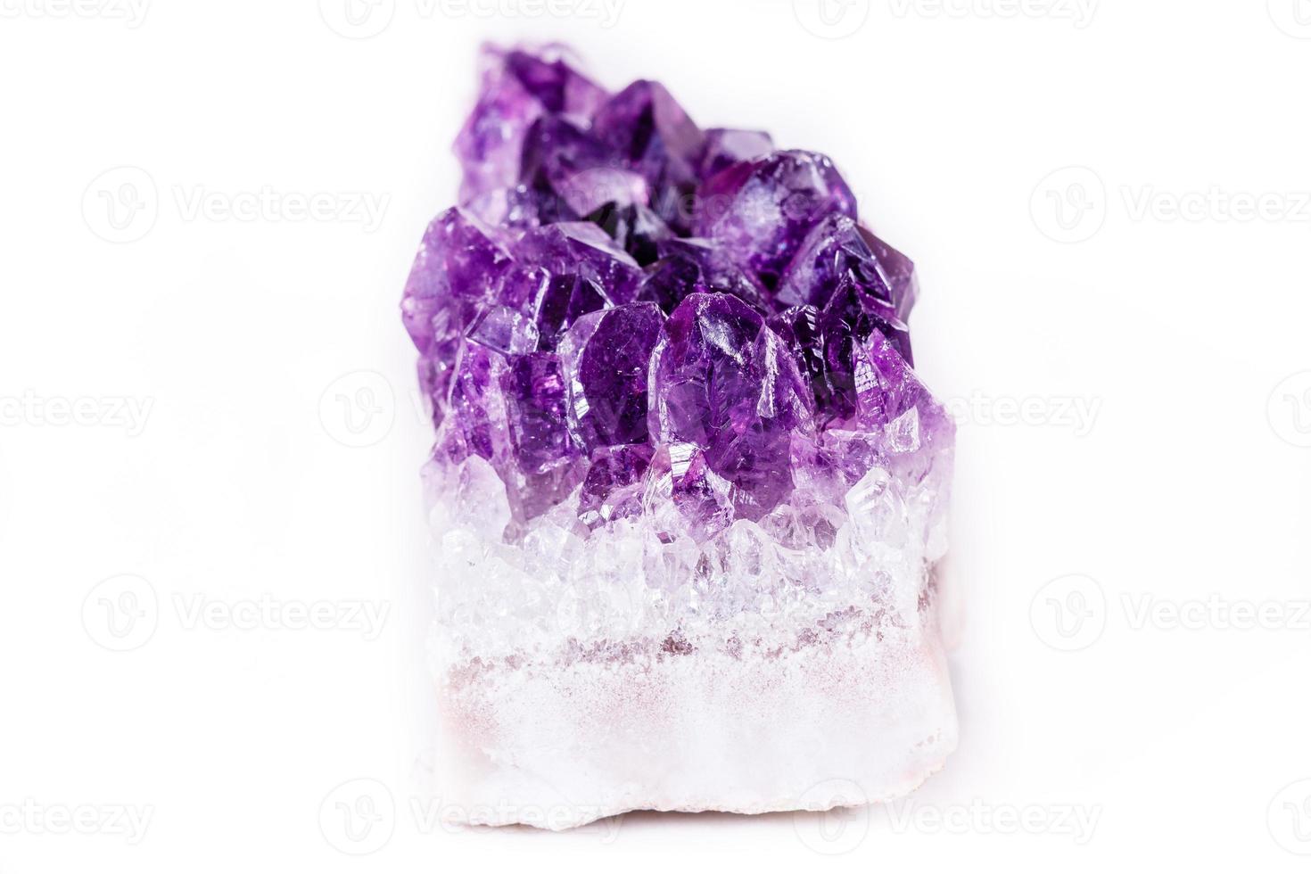macro mineraal steen Purper amethist in Kristallen Aan een wit achtergrond foto
