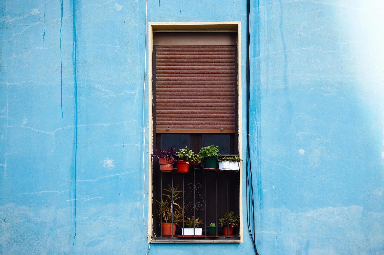venster op de blauwe gevel van het huis, architectuur in de stad Bilbao, Spanje foto