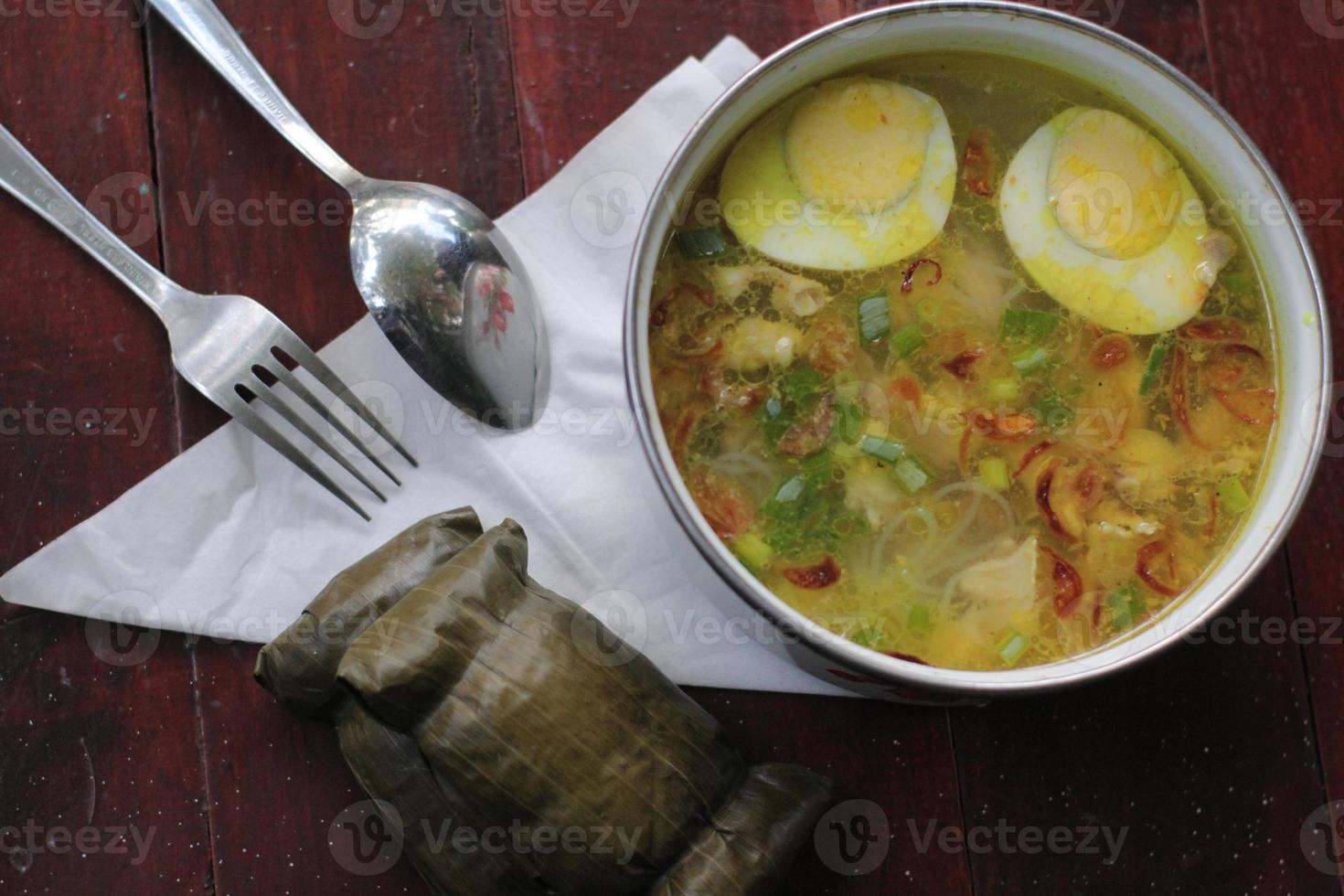 Indonesisch speciaal voedsel soto geserveerd met bura's foto