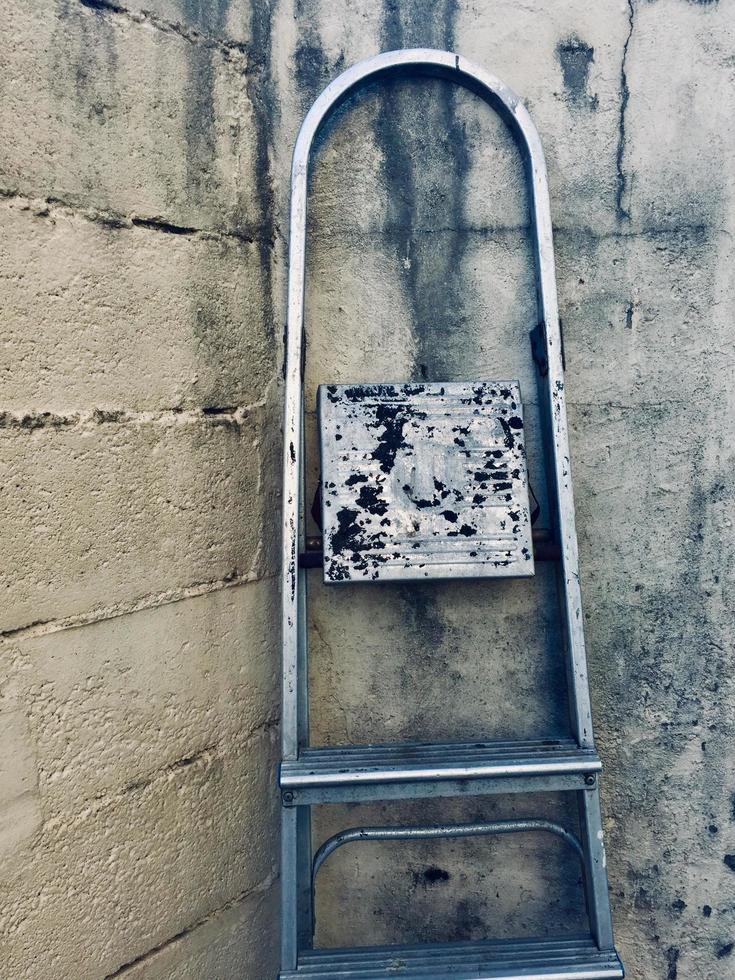 oude ladder aan de muur foto