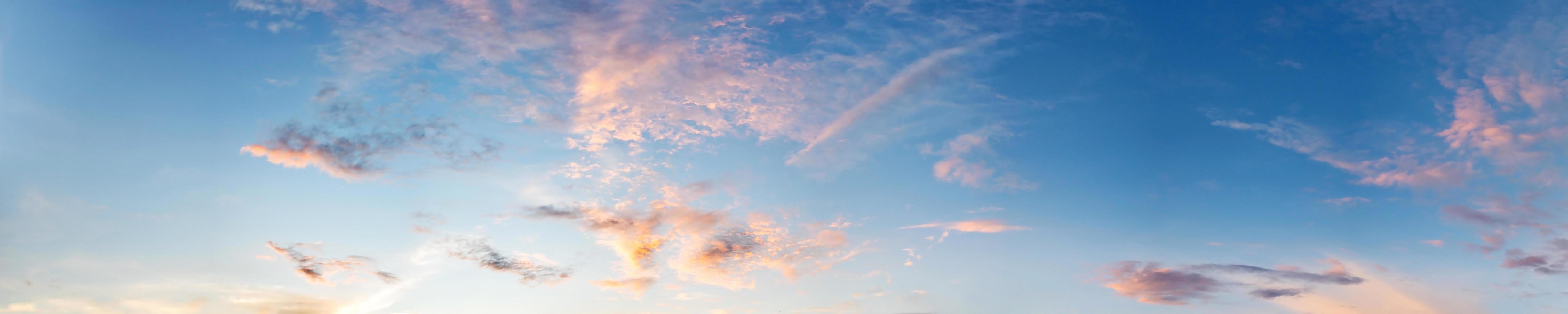 dramatische panoramahemel met wolk op zonsopgang en zonsondergangtijd. panoramisch beeld. foto