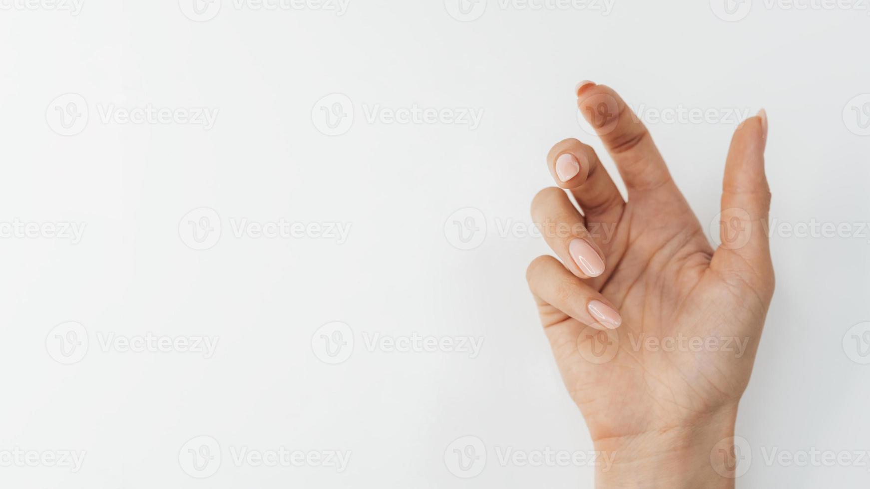 gezonde mooie manicure plat lag op witte achtergrond foto