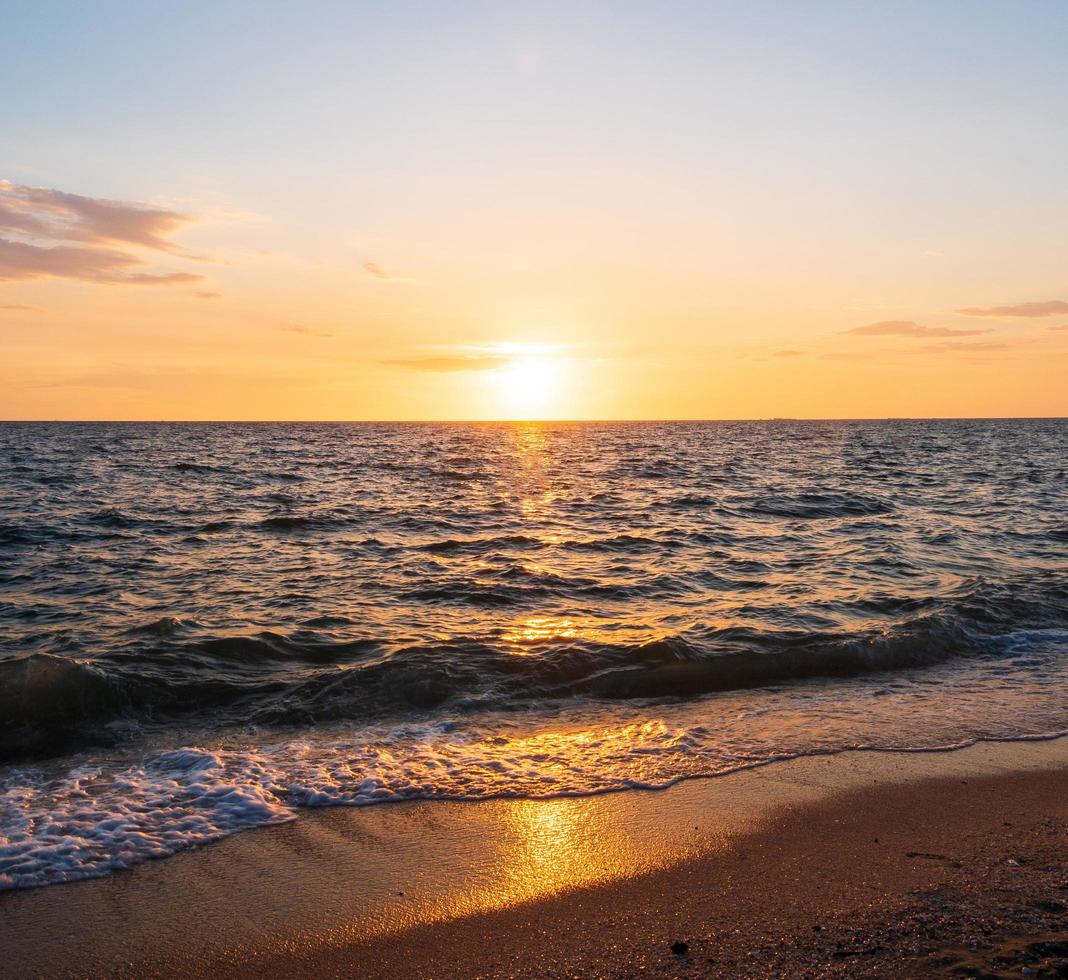 panorama gezichtspunt landschap reizen zomer zee wind Golf koel Aan vakantie kalmte kust- groot zon reeks lucht licht oranje gouden natuur tropisch mooi avond uurdag Bij knal san strand chonburi Thailand. foto