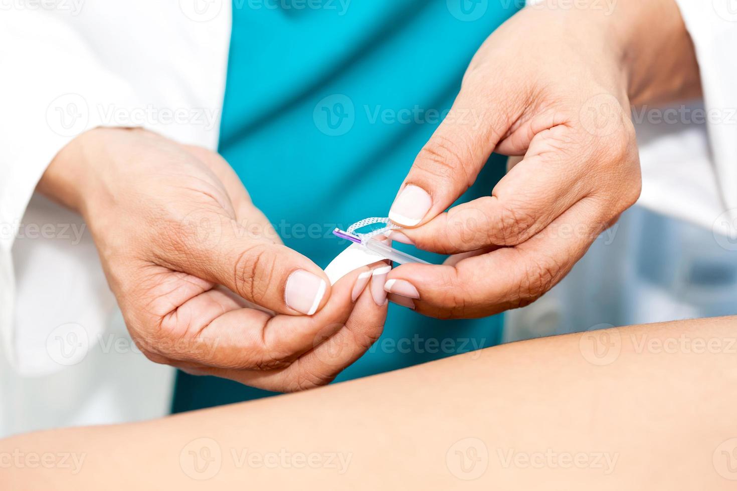 dokter het uitvoeren van acupunctuur Aan een jong mannetje geduldig foto