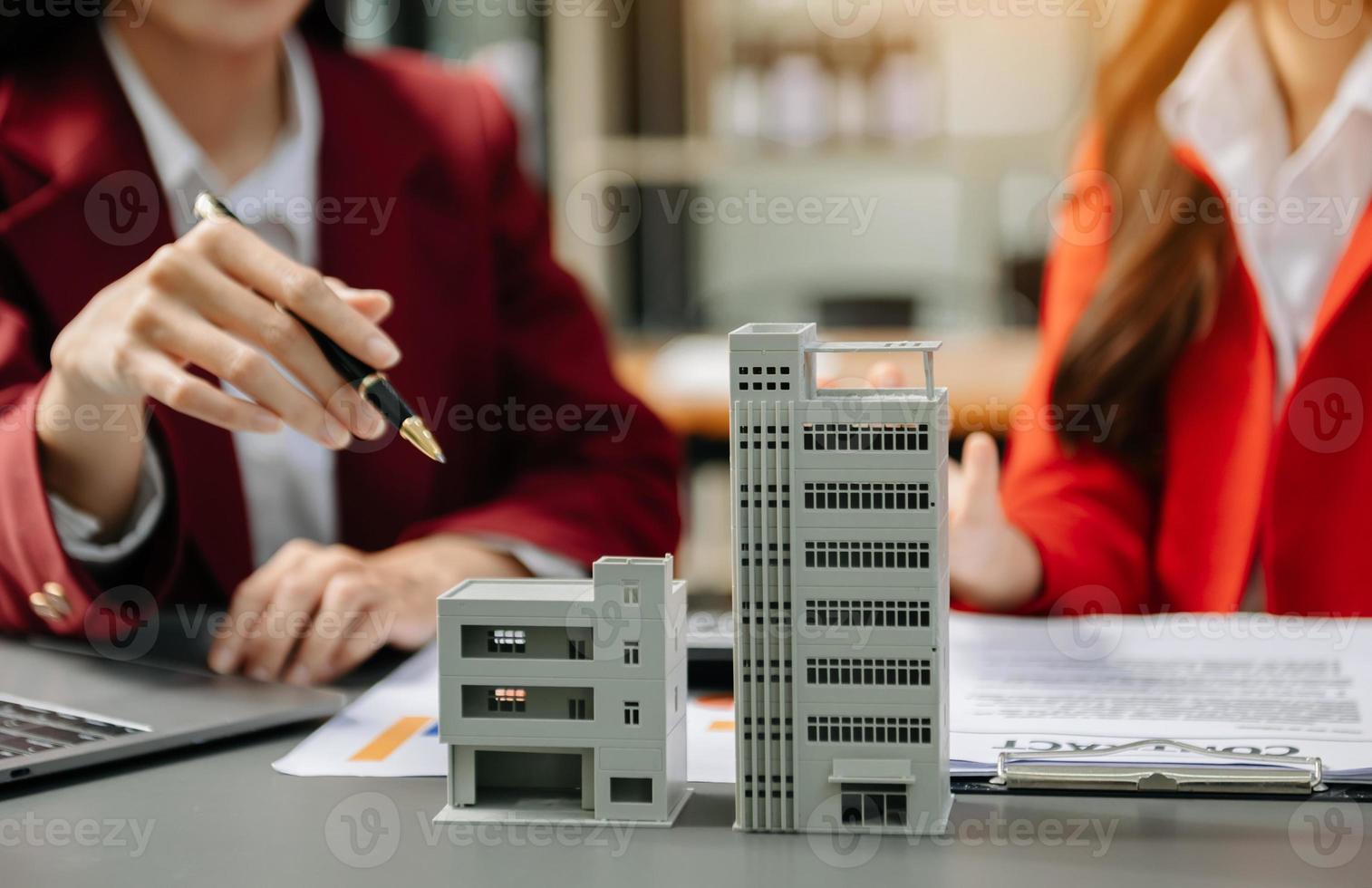 verkoper handen Aan huis model- , klein speelgoed- huis klein hypotheek eigendom verzekering en concepten echt landgoed foto