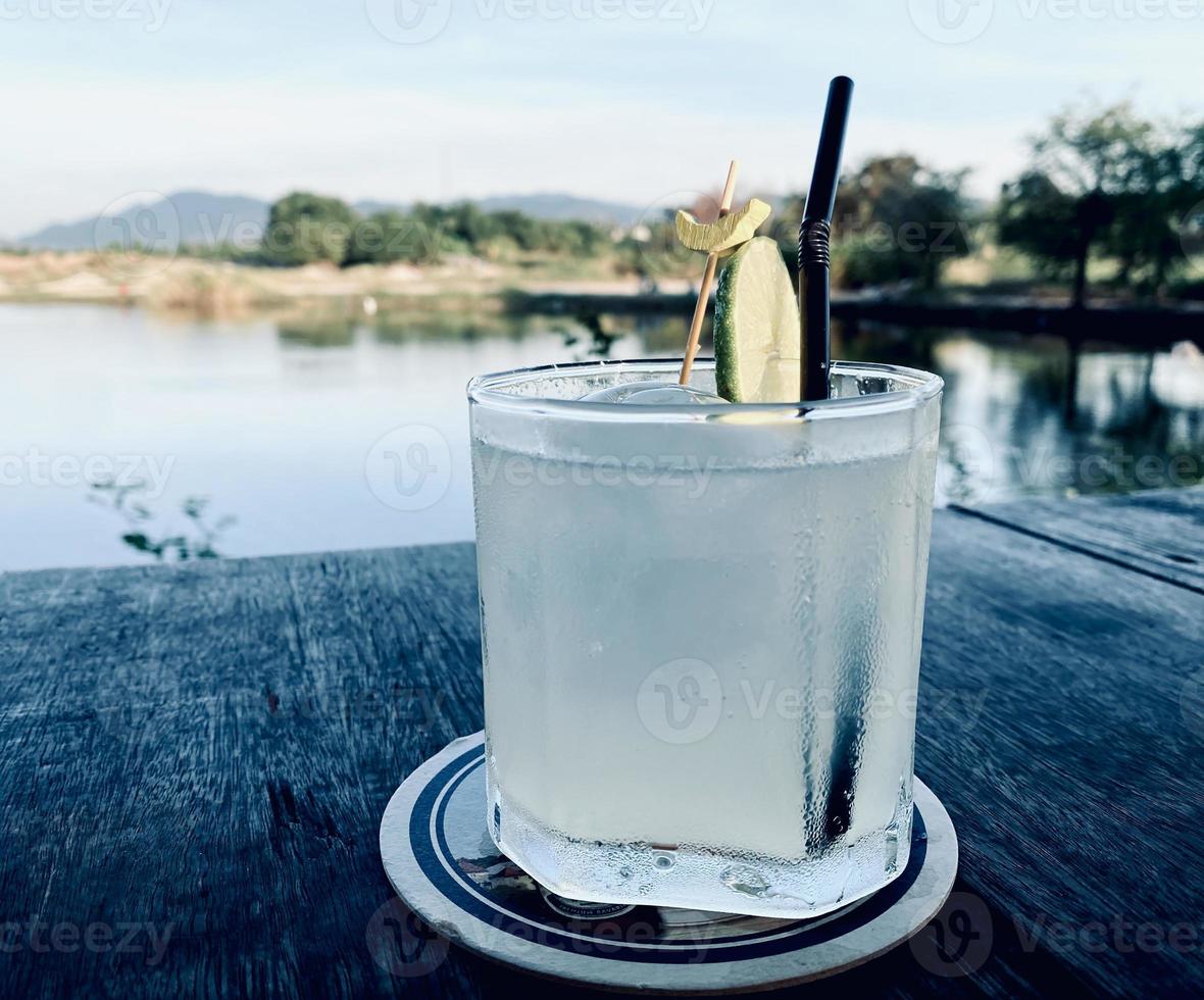 bevroren limonade, limonade Frisdrank, of cocktail, verfrissend Leuk vinden in heet weer, een Welkom drinken Aan een mooi zo dag, een verkoudheid drinken zullen maken ons voelen ontspannen en verfrissend, gemaakt voor drank of verfrissing bedrijf foto