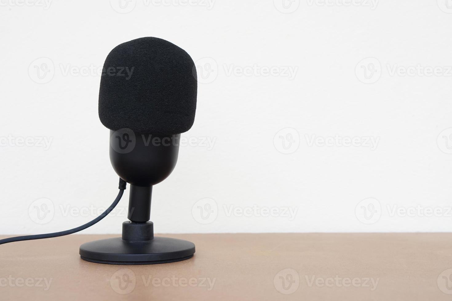 zwart microfoon. concept, technologie apparaat, microfoon USB, nuttig voor geluid, stem opnemen, leven streamen. Aan lucht, omroep. foto