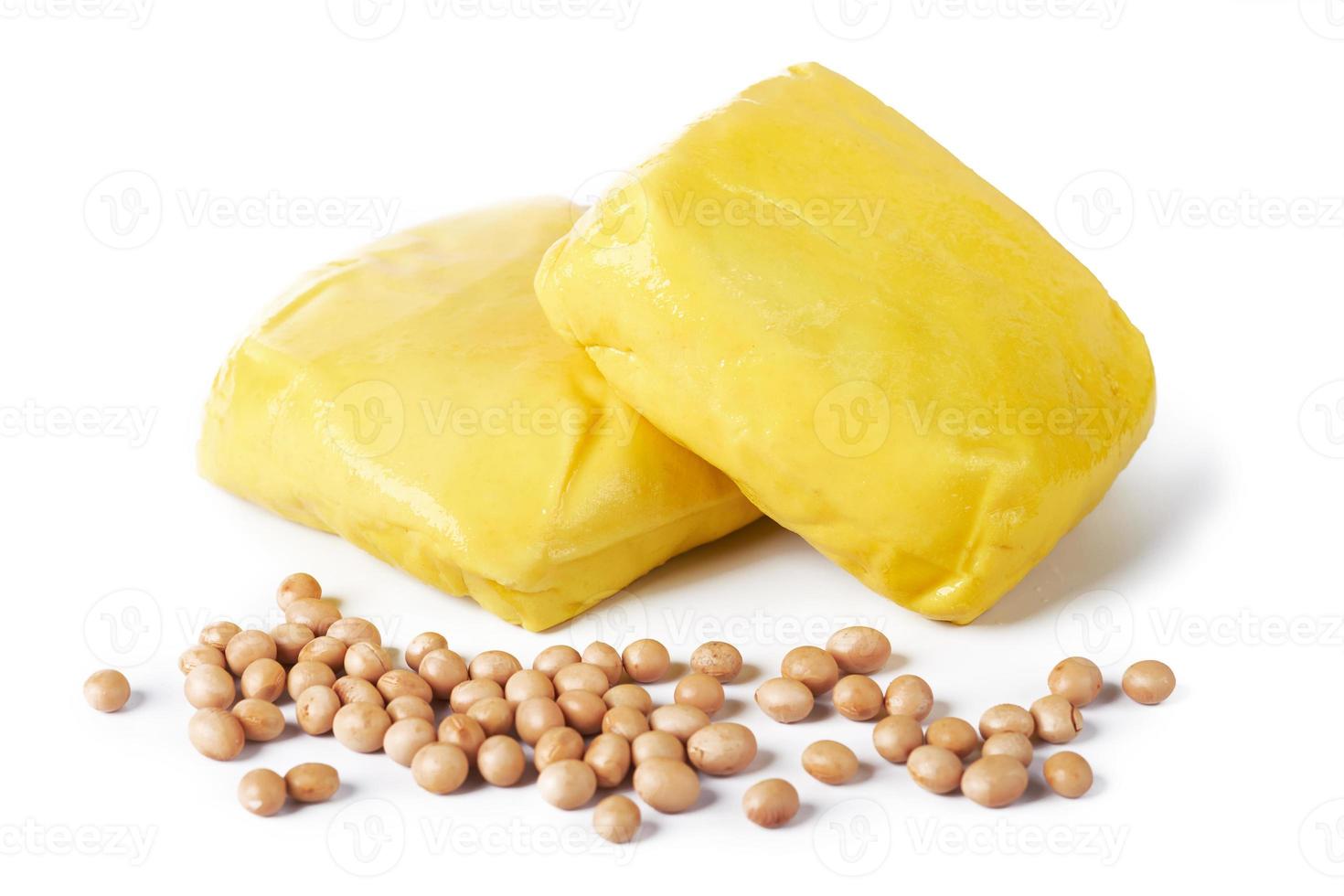 geel zacht tofu en soja bonen geïsoleerd Aan wit achtergrond foto
