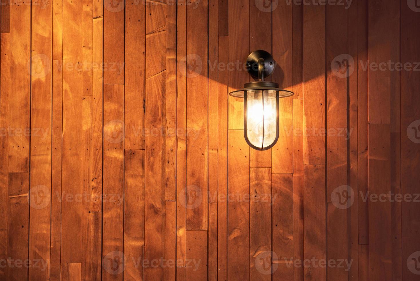 geschakeld Aan lamp haakje Bij de houten muur foto