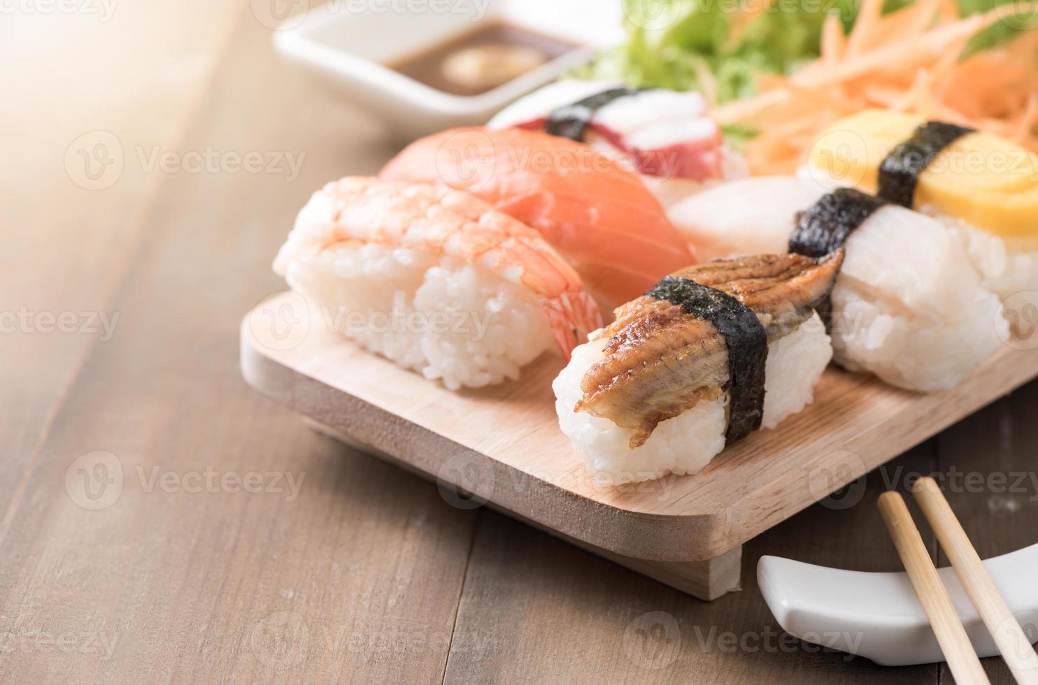 sushi met saus en wasabi Aan oud bruin hout bord foto
