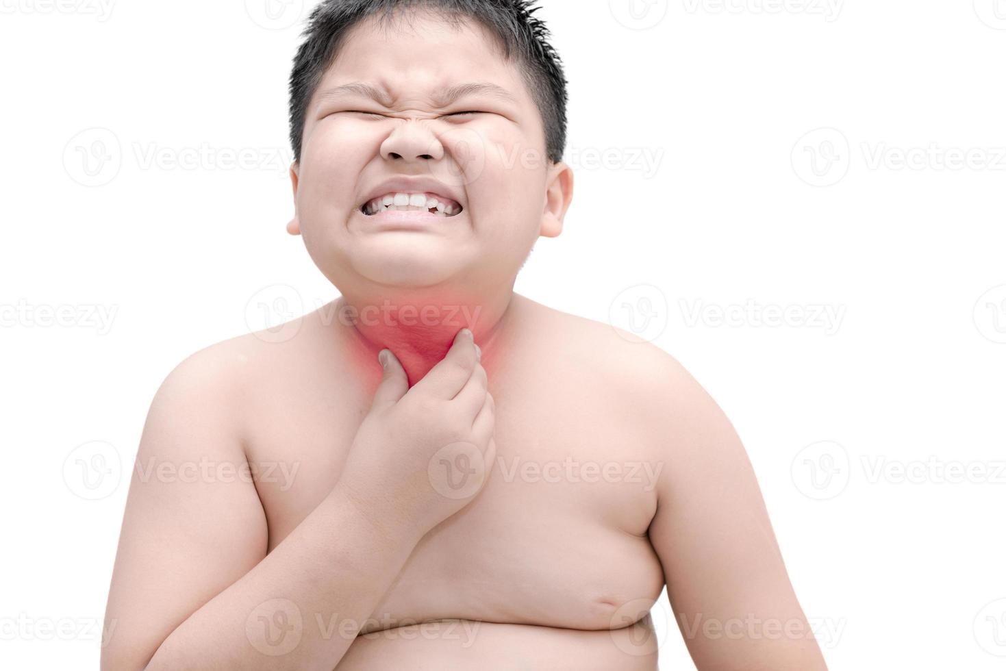 zwaarlijvig dik jongen krassen de jeuk met hand, keel irritatie, geïsoleerd foto