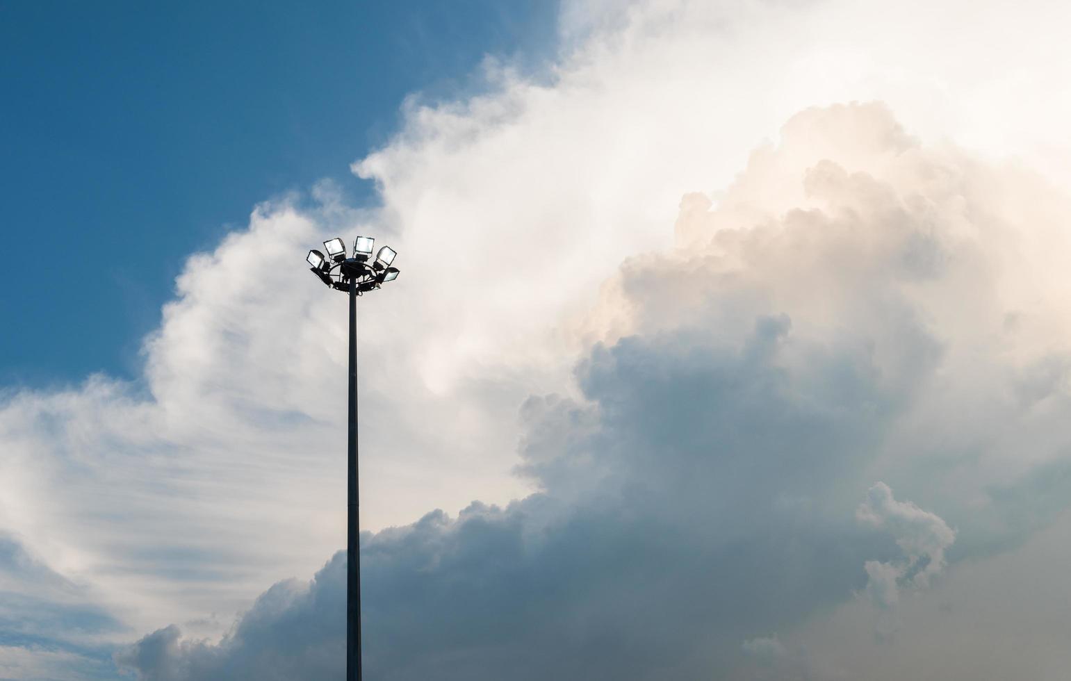 spotlight met blauw en wit wolk lucht foto