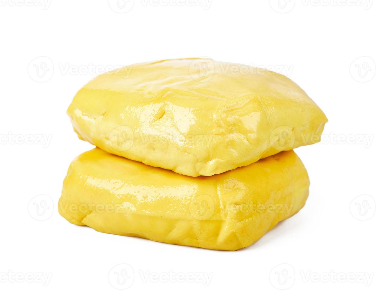 geel zacht tofu geïsoleerd Aan wit achtergrond met knipsel pad foto