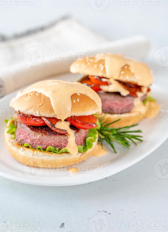 hamburgers met gegrilde paprika foto