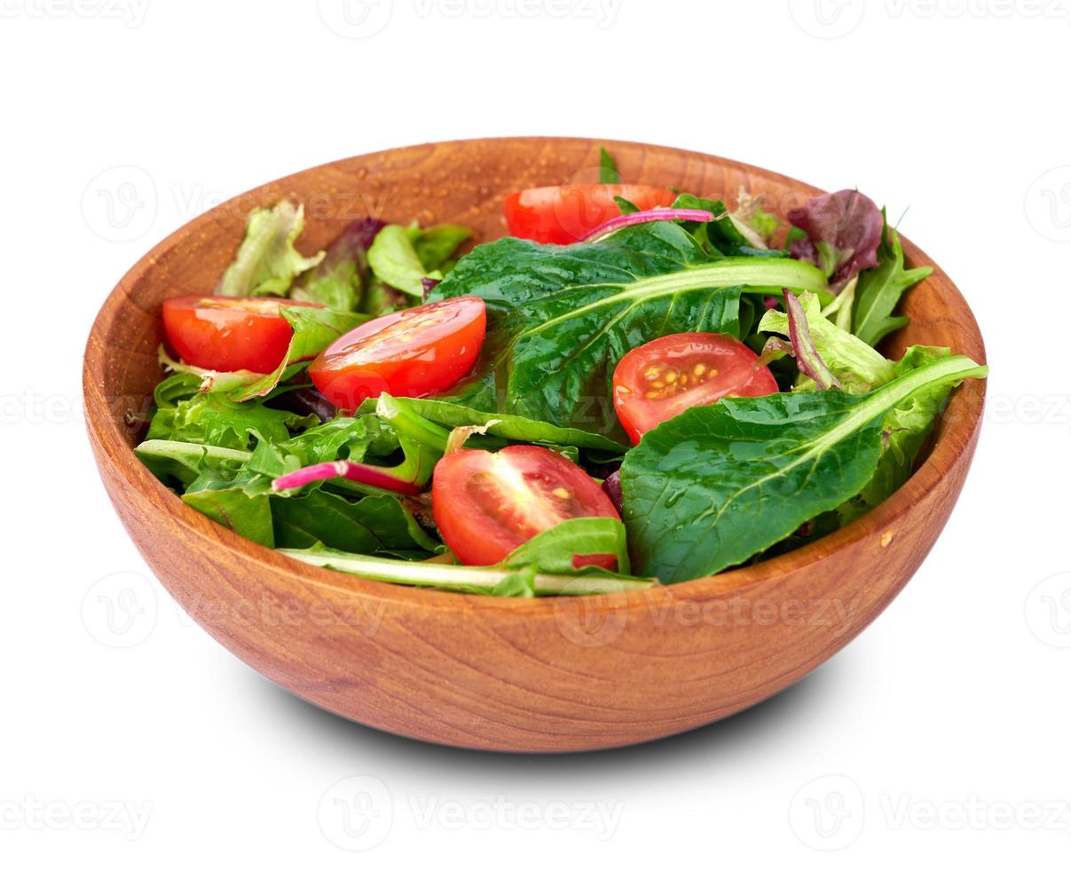 dichtbij omhoog groen salade van groen bladeren en kers tomaat geïsoleerd Aan wit achtergrond met knipsel pad foto