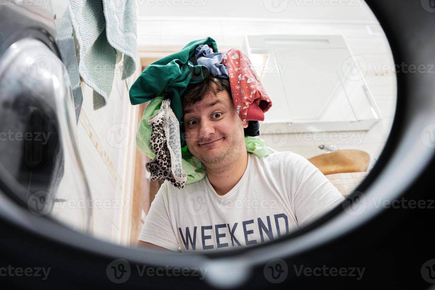 grappig Mens visie van het wassen machine binnen. mannetje doet wasserij dagelijks routine. foto