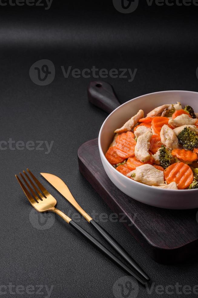 heerlijk schotel bestaande van stukken van gekookt kip, broccoli en wortels foto