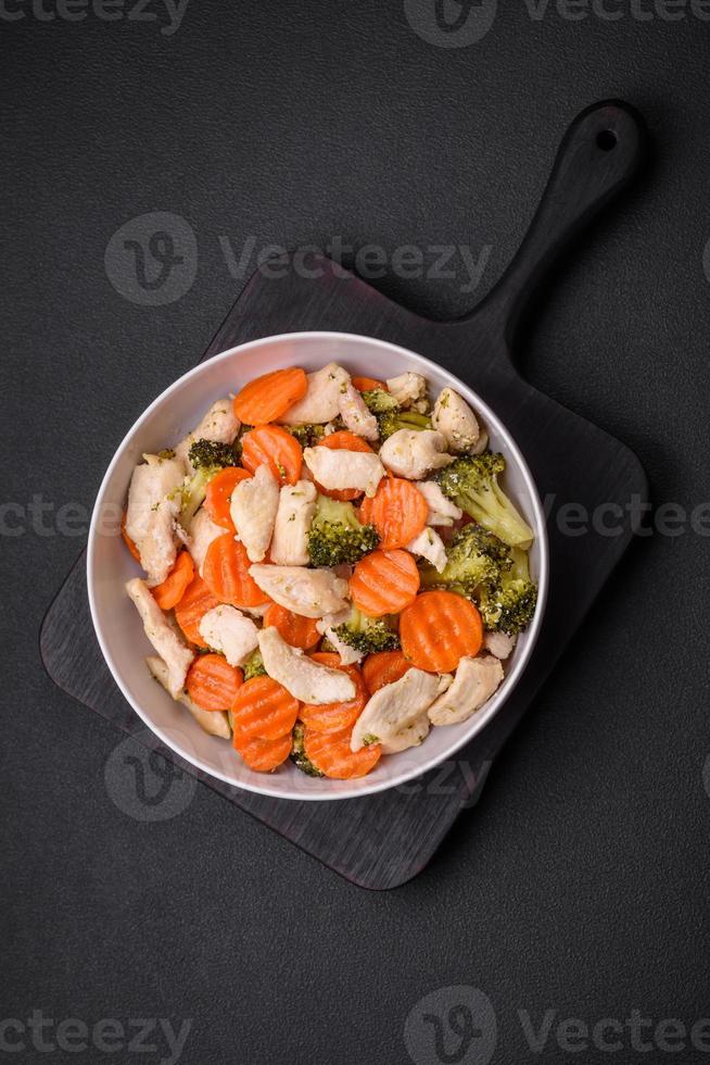 heerlijk schotel bestaande van stukken van gekookt kip, broccoli en wortels foto