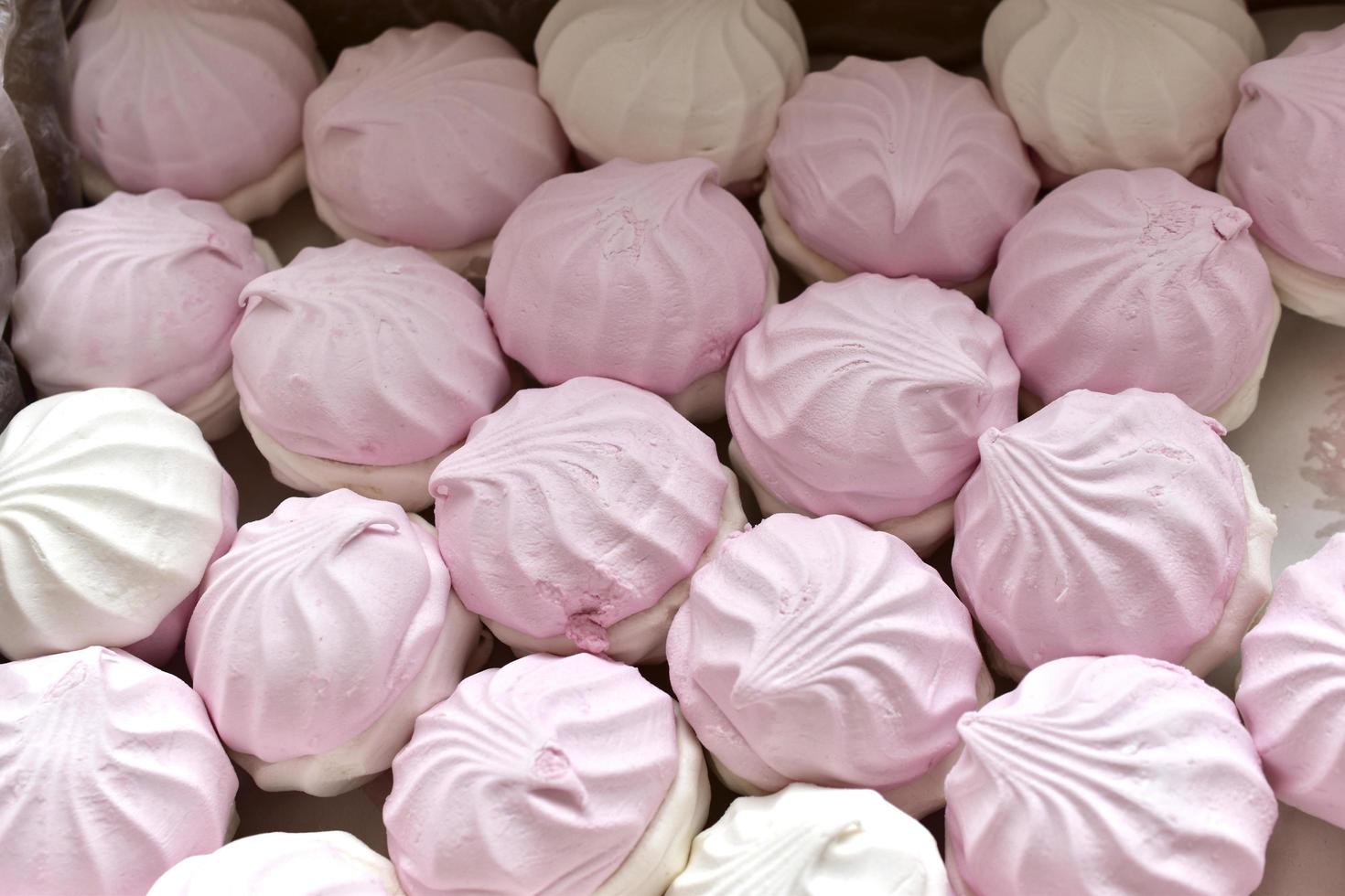 roze en witte marshmallow close-up in een doos foto