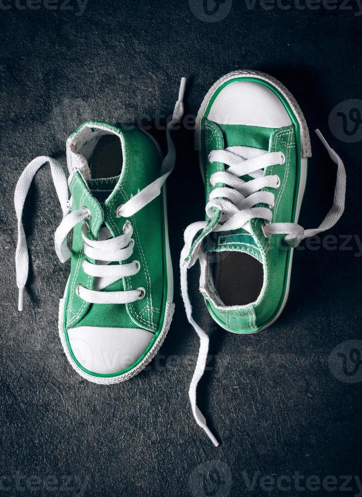 groen kind sportschoenen foto