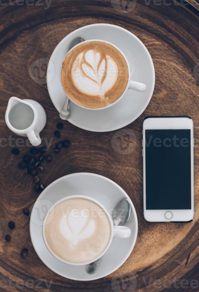 geserveerd cups van cappuccino in de cafe foto