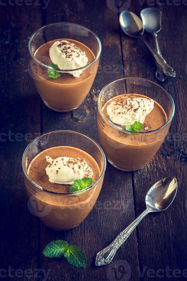 chocola mousse in de bril foto