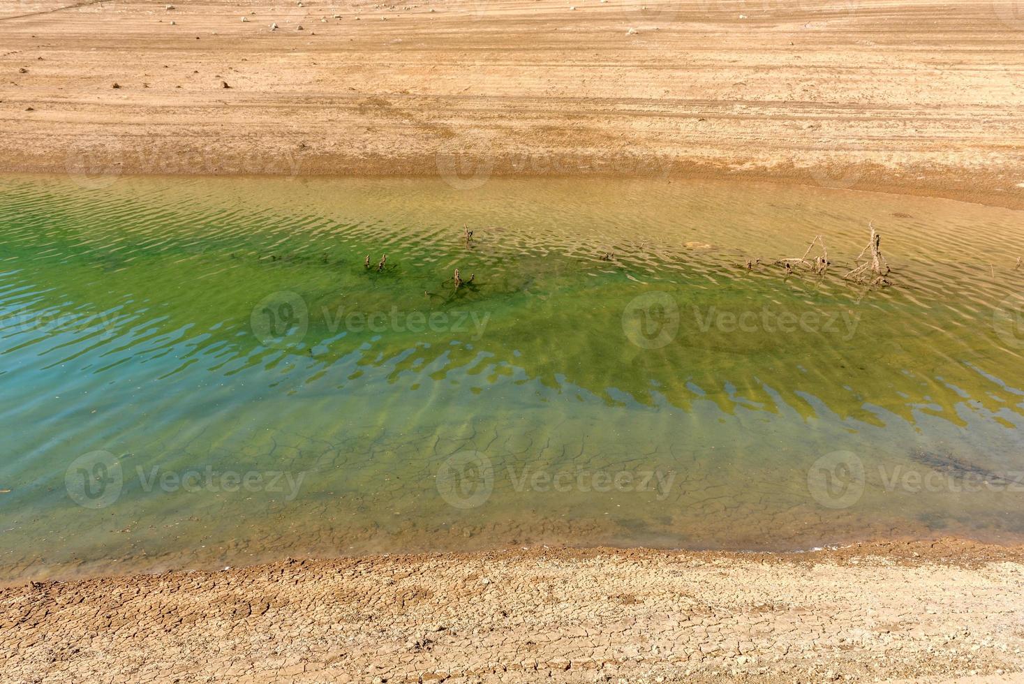groen water en droog grond foto