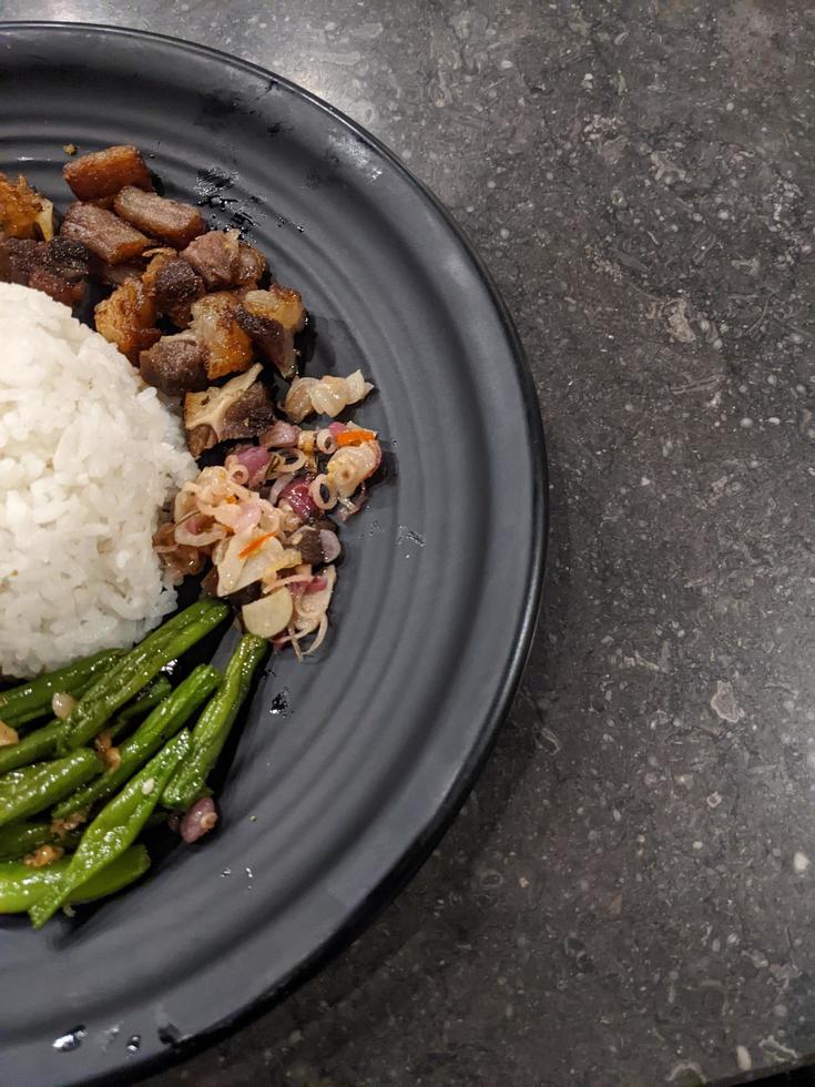 nasi tumis rook rundvlees, traditioneel voedsel van semarang centraal Java. de foto is geschikt naar gebruik voor voedsel achtergrond, poster en voedsel inhoud media.