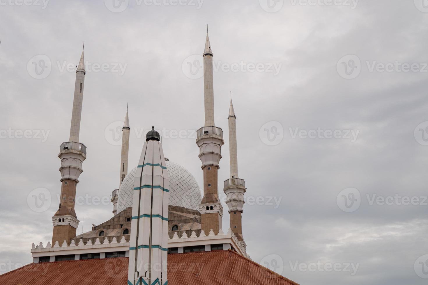 Super goed moskee Aan de semarang centraal Java, wanneer dag tijd met bewolkt lucht. de foto is geschikt naar gebruik voor Ramadhan poster en moslim inhoud media.