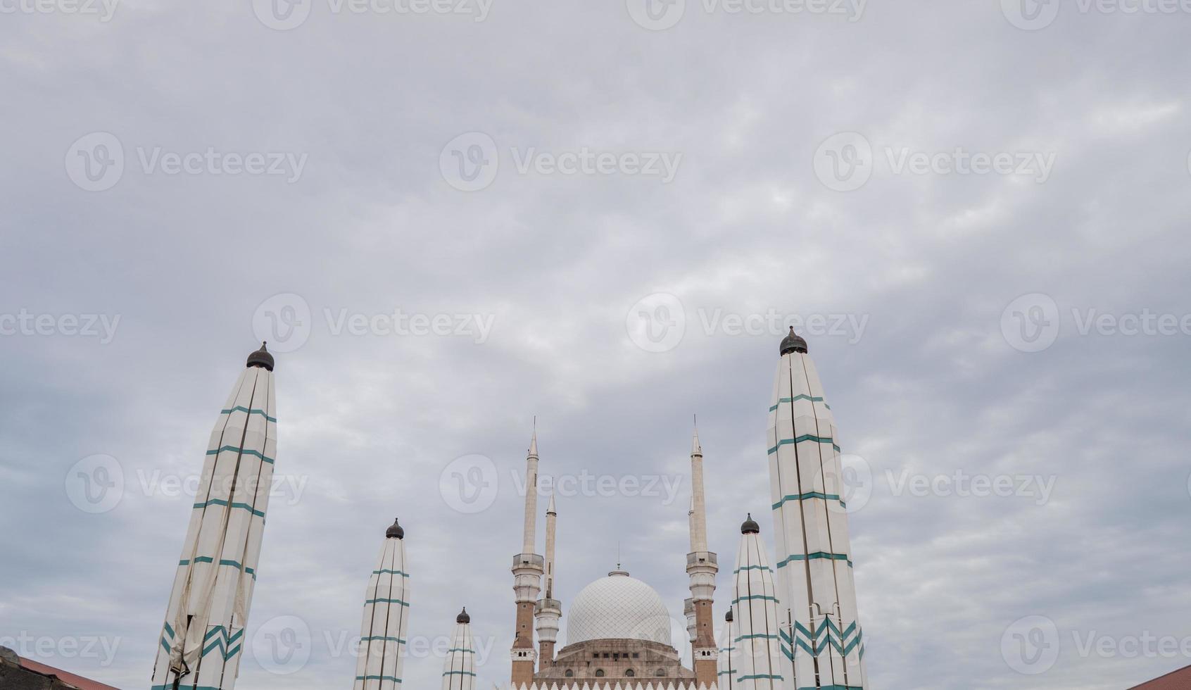 Super goed moskee Aan de semarang centraal Java, wanneer dag tijd met bewolkt lucht. de foto is geschikt naar gebruik voor Ramadhan poster en moslim inhoud media.