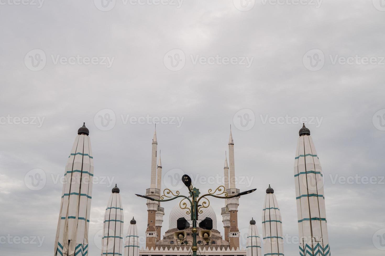 Super goed moskee Aan de semarang centraal Java, wanneer dag tijd met bewolkt lucht. de foto is geschikt naar gebruik voor Ramadhan poster en moslim inhoud media.