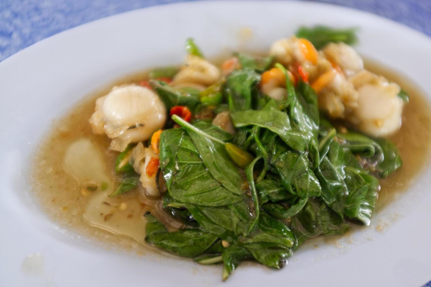 Thaise zeevruchten, met basilicum gebakken sint-jakobsschelpen foto