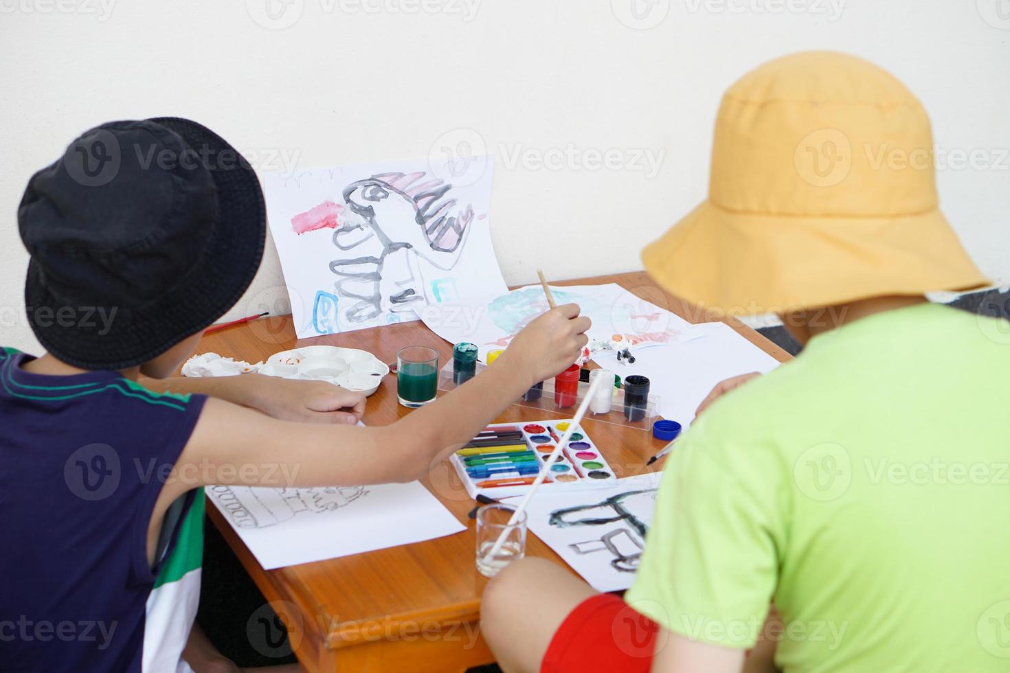 studenten zijn aan het studeren kunst onderwerp, tekening en schilderen. concept, kunst werkzaamheid. kinderen genieten en concentreren Aan hun favoriete werkzaamheid. onderwijs. aan het leren door aan het doen stel je voor foto