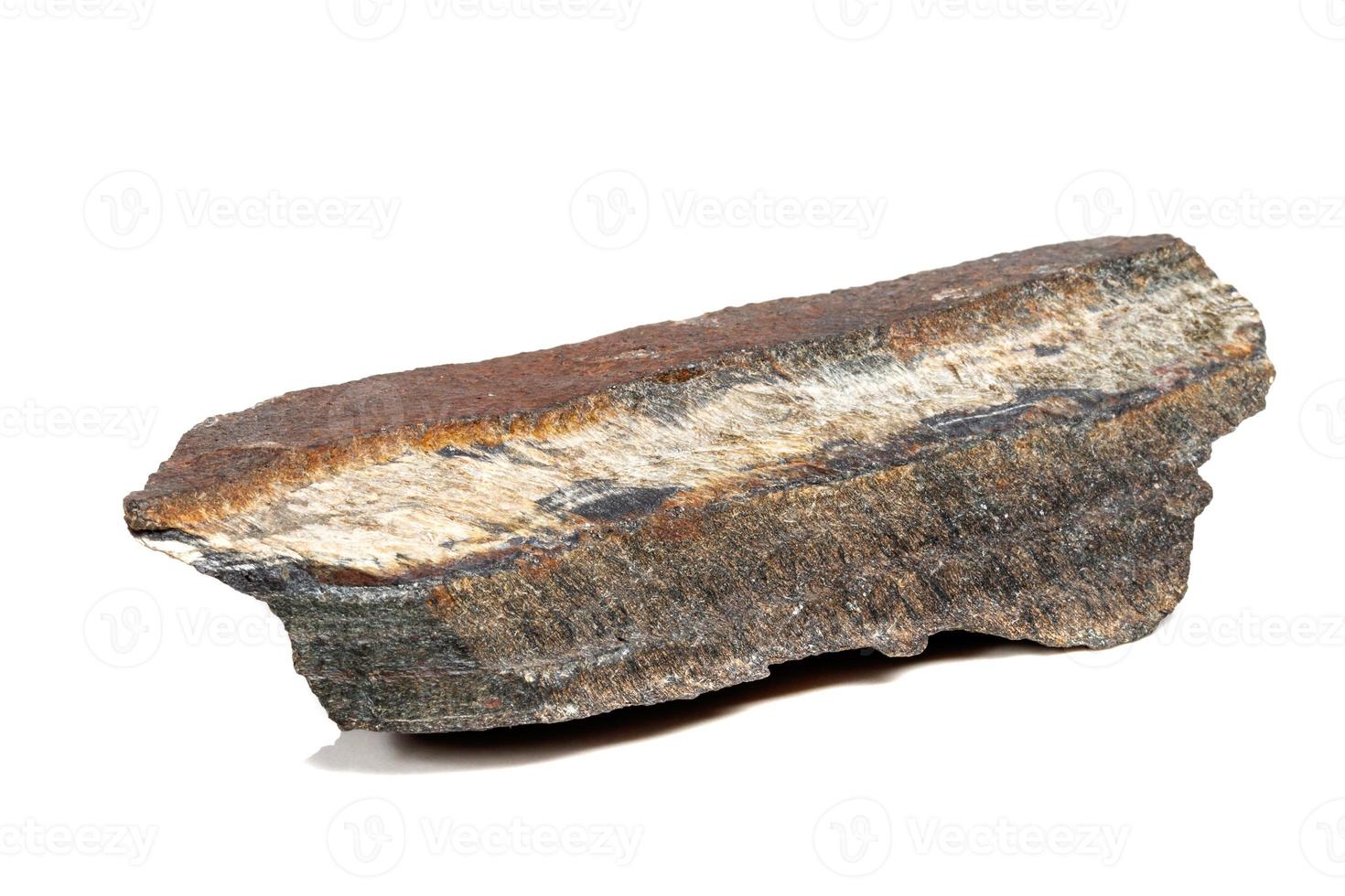 macro mineraal steen slang oog in de rots een wit achtergrond foto