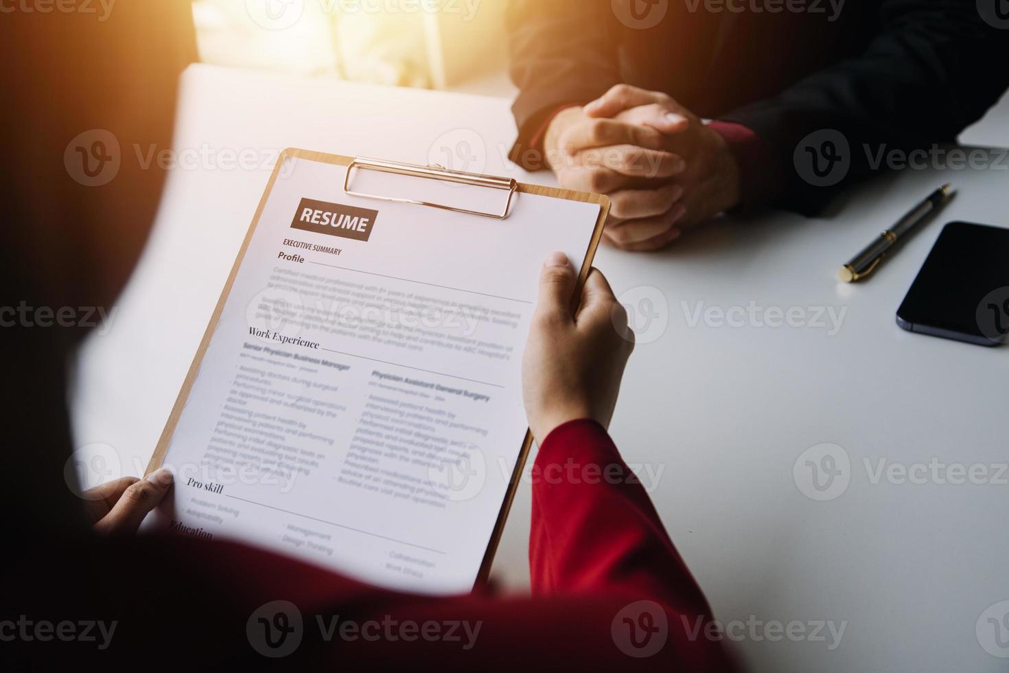 zakenman of baan zoeker recensie zijn hervat Aan zijn bureau voordat sturen naar vinden een nieuw baan met pen, stropdas, bril en digitaal tablet. foto