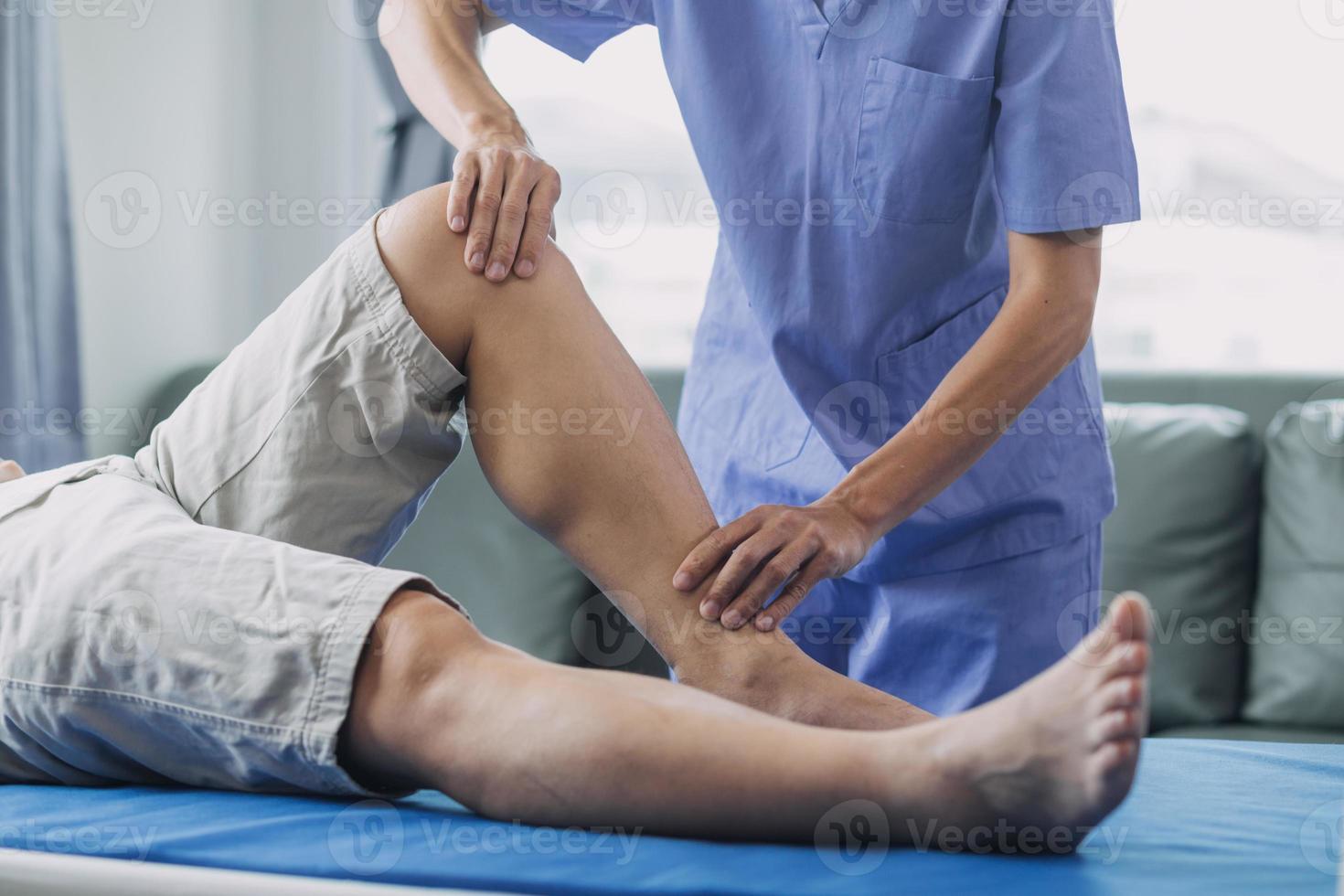 fysiotherapeut werken met geduldig in kliniek, detailopname foto