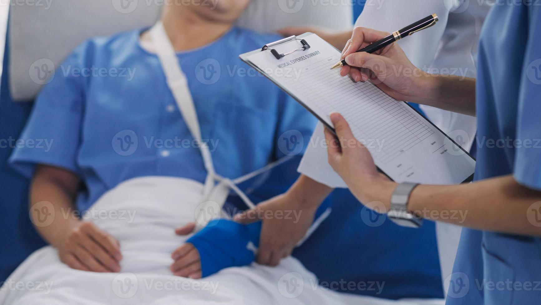 gewond geduldig tonen dokter gebroken pols en arm met verband in ziekenhuis kantoor of noodgeval kamer. verstuiking, spanning breuk of herhalende spanning letsel in hand. verpleegster helpen klant. eerste hulp. foto