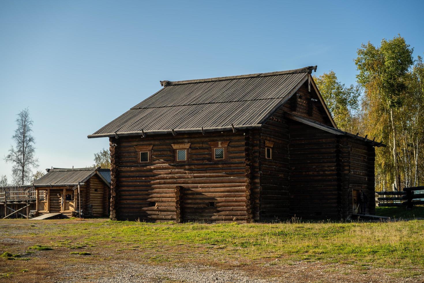 blokhutten en gebouwen in taltsy, irkutsk foto