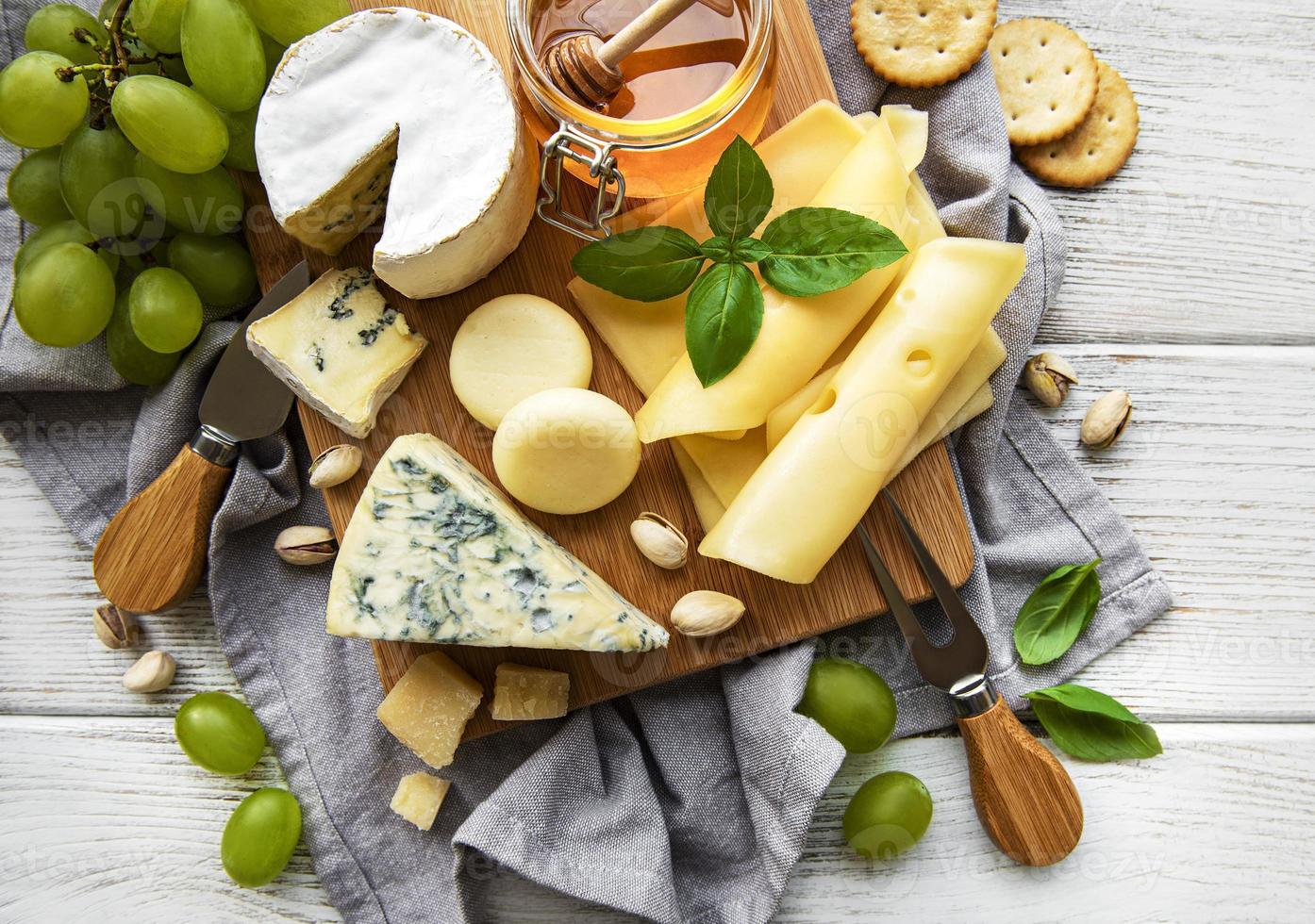 bovenaanzicht van een assortiment kaas en andere snacks foto