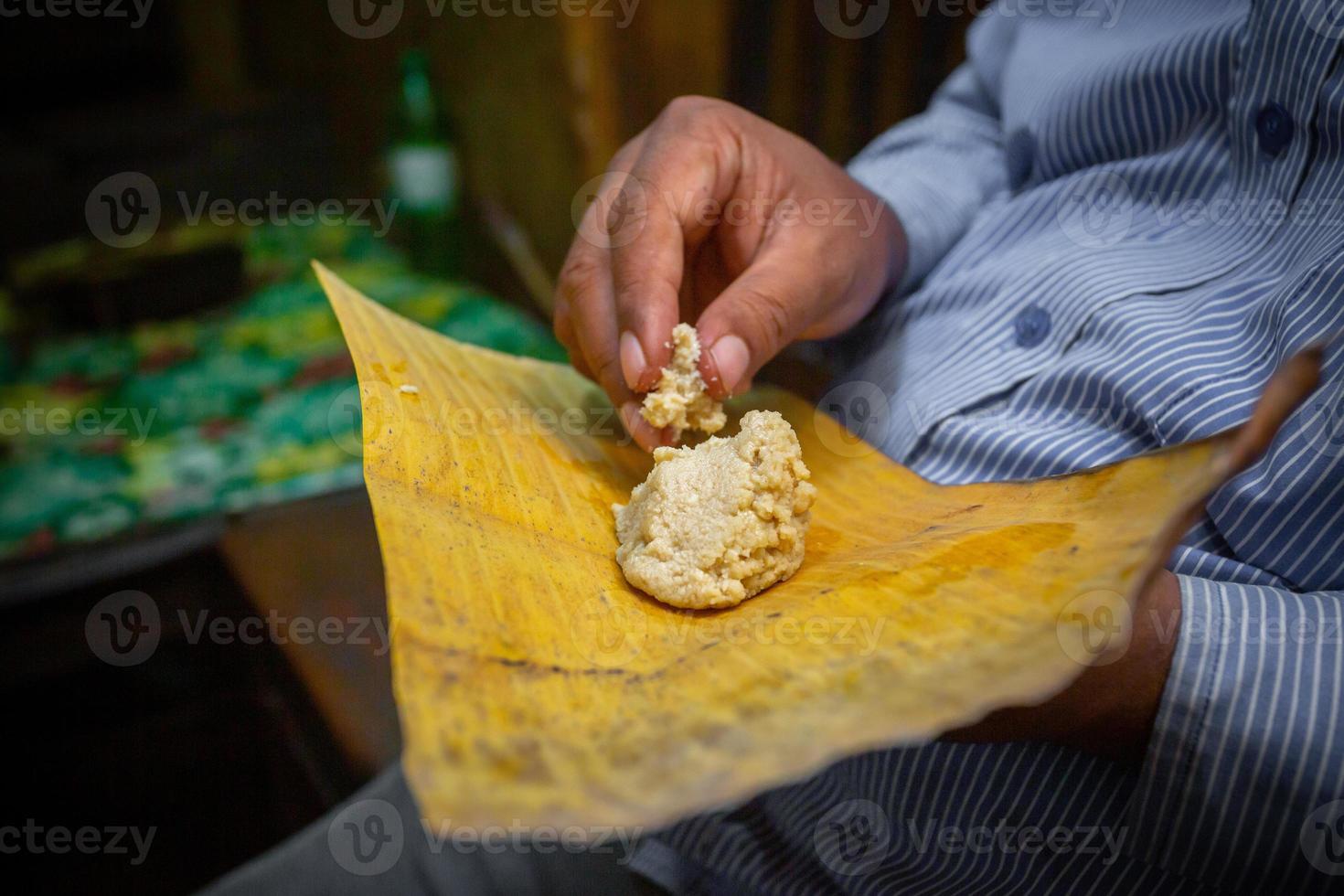 de leeftijd oud traditioneel zoet winkel indromohon snoepgoed Bij boro bazaar nat markt in khulna wijk. sommige sandesh zacht zoet in een banaan blad bord. de populair zoet winkel indromohon snoepgoed. foto