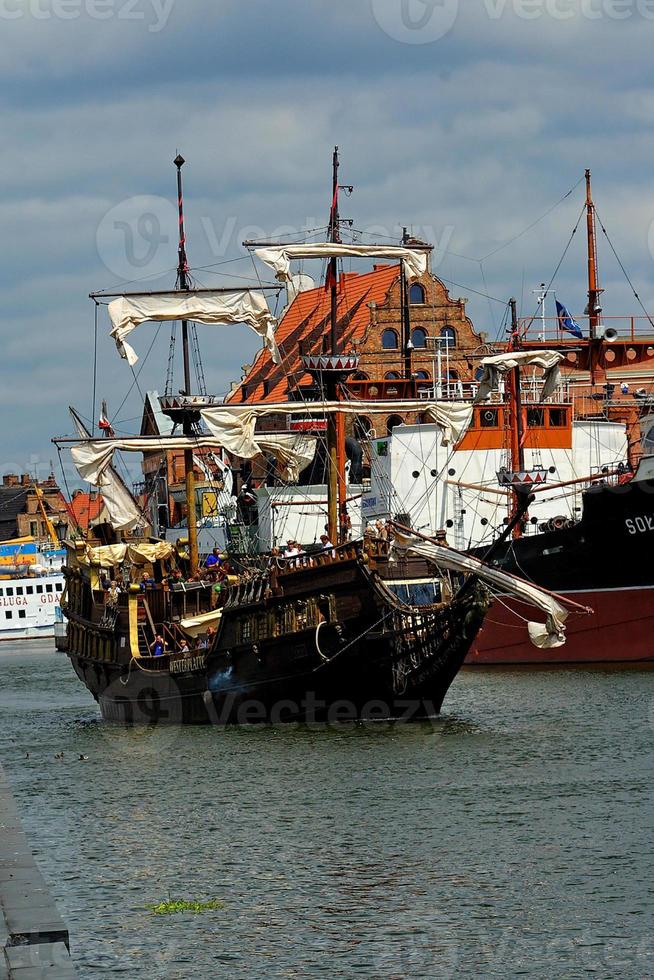 historisch retro toerist het zeilen boot binnengaan de Pools stad van gdansk foto